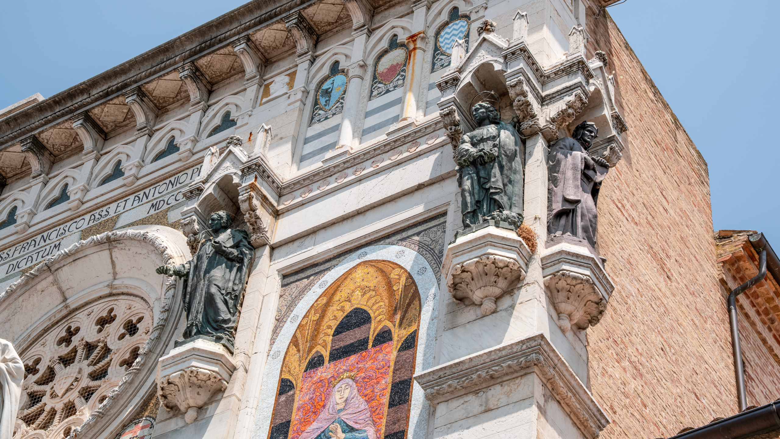 Dettagli facciata della Chiesa e Convento dei Santi Francesco e Antonio